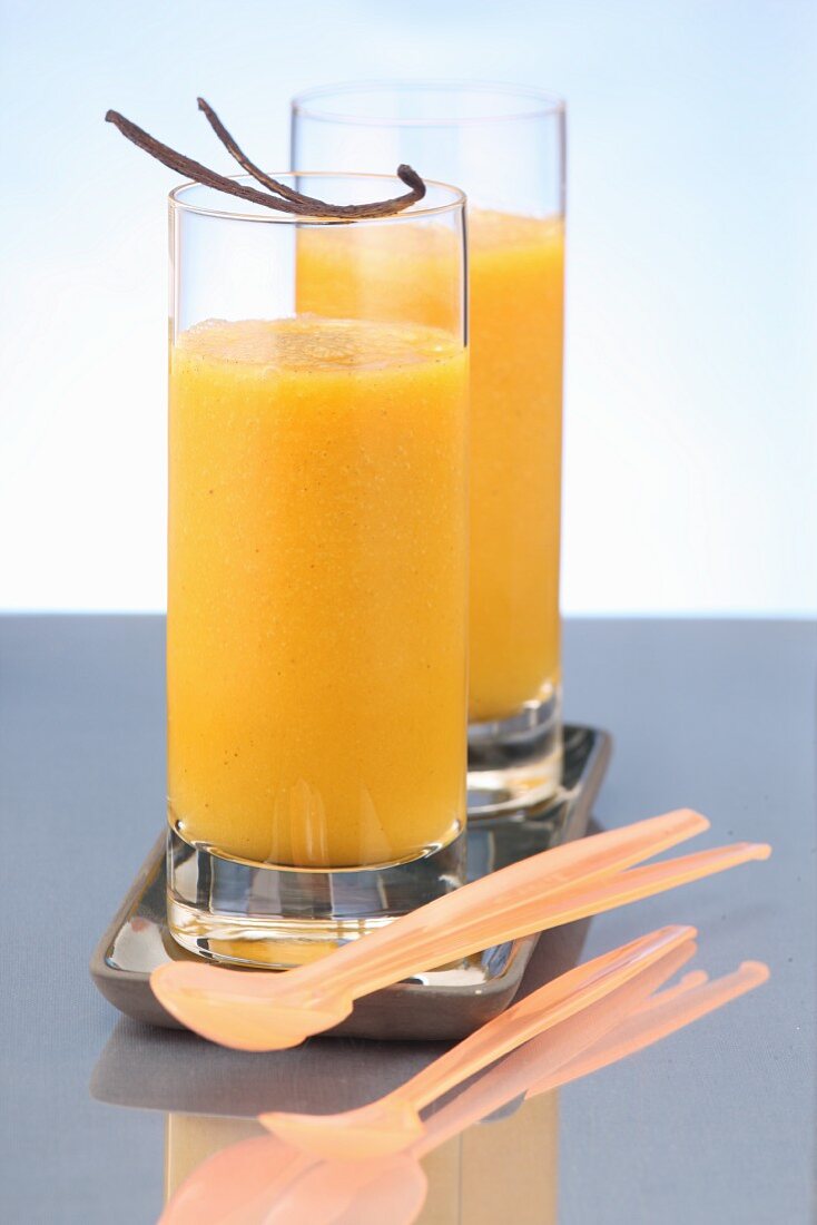 Orangendrink mit Vanilleschote