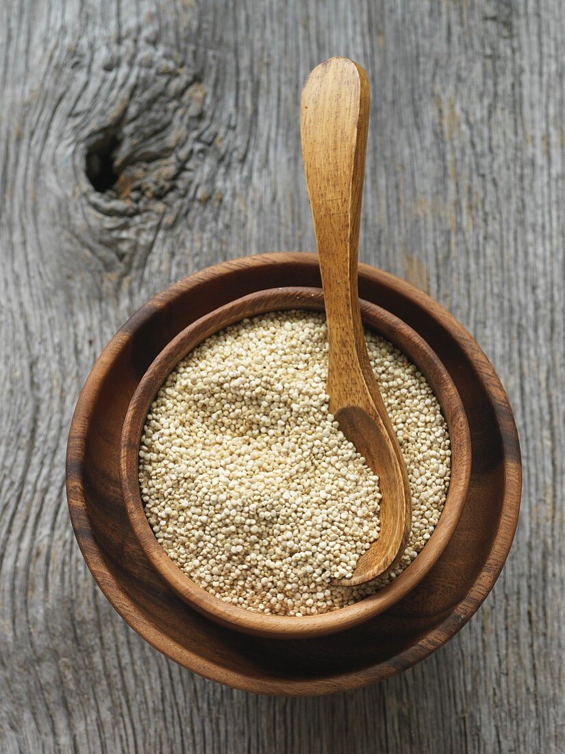 Quinoa in Holzschale mit Löffel
