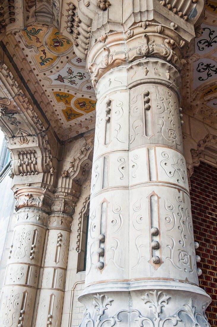 Kunstgewerbemuseum in Budapest - die Eingangshalle mit ihrer Decke aus ungarischer Majolika-Keramik (Zsolnay)