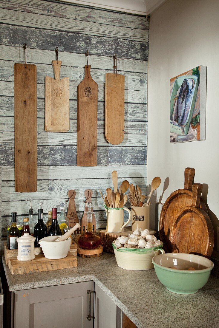 Küchenzeile Übereck mit nostalgischen Schüsseln und Kochutensilien, Schneidebretter an Holzwand aufgehängt