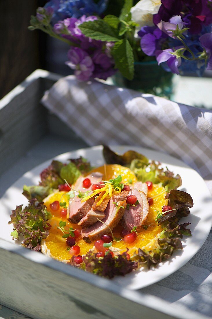 Salat mit gebratener Entenbrust, Orange und Granatapfel