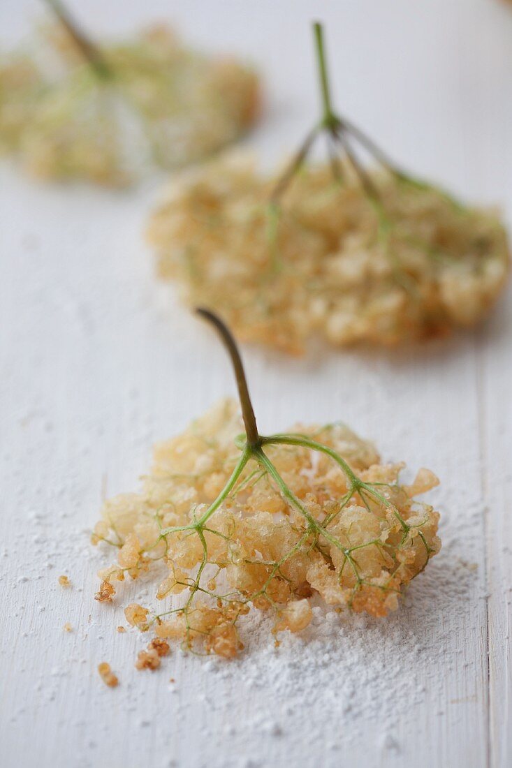 Fried elderflowers with icing sugar