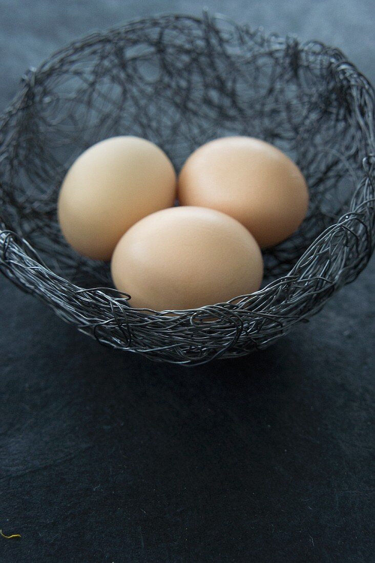 Eier im Osternest aus Drahtgeflecht