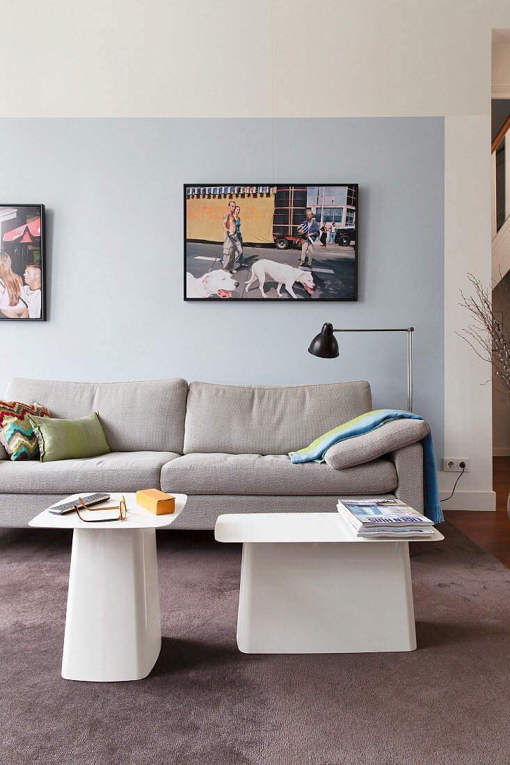 Sofa und Designer Beistelltische im Wohnzimmer