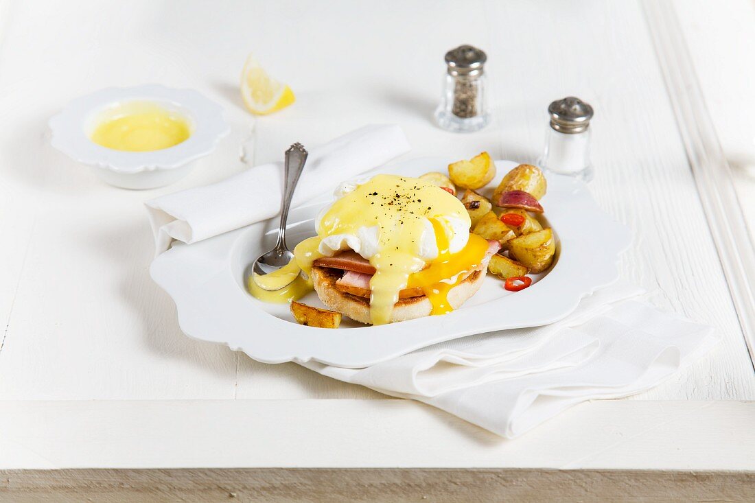 Eggs Benedict mit Kartoffeln zum Frühstück