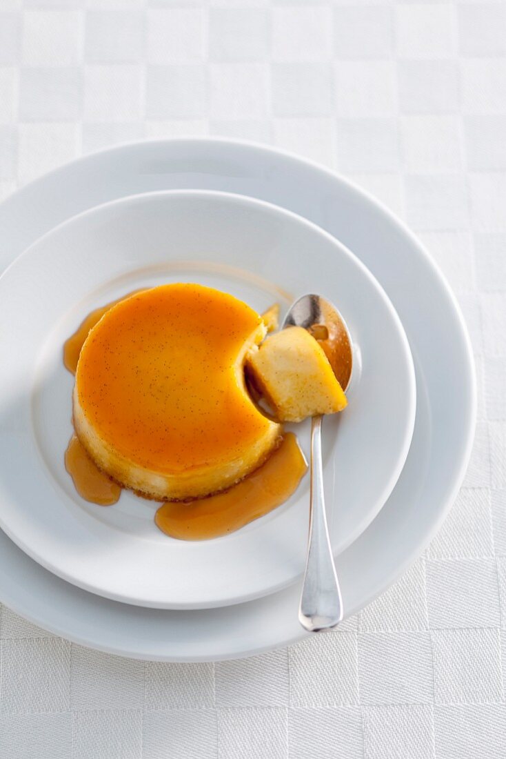 Karamellpudding mit Stück auf Löffel