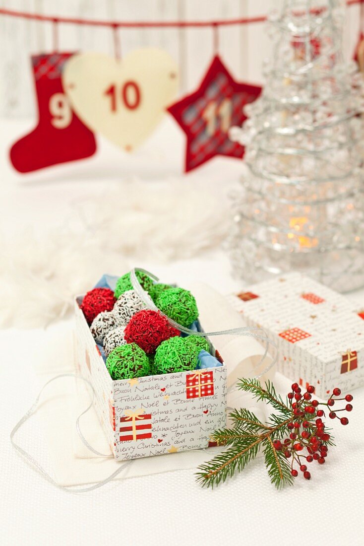 Weihnachtstrüffel mit weissen, grünen und roten Zuckerstreuseln