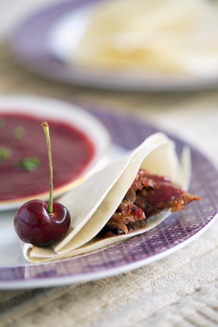 Crépe mit Entenfüllung und pikanter Kirschsauce