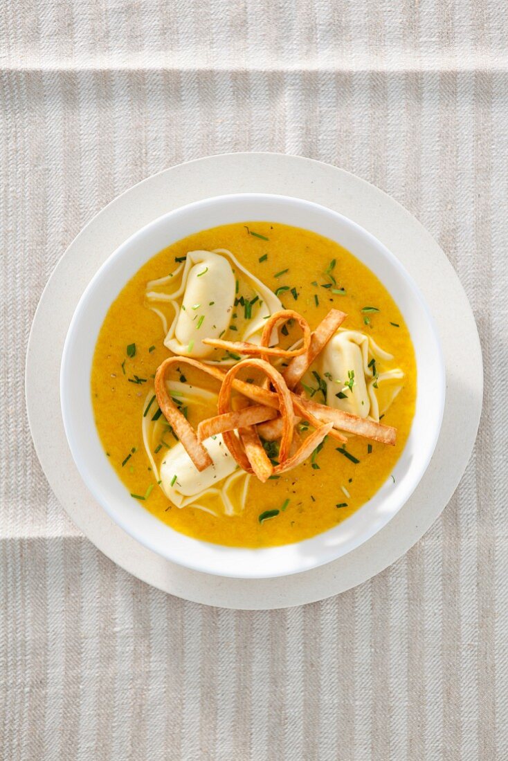Carrot and pepper soup with tortellini