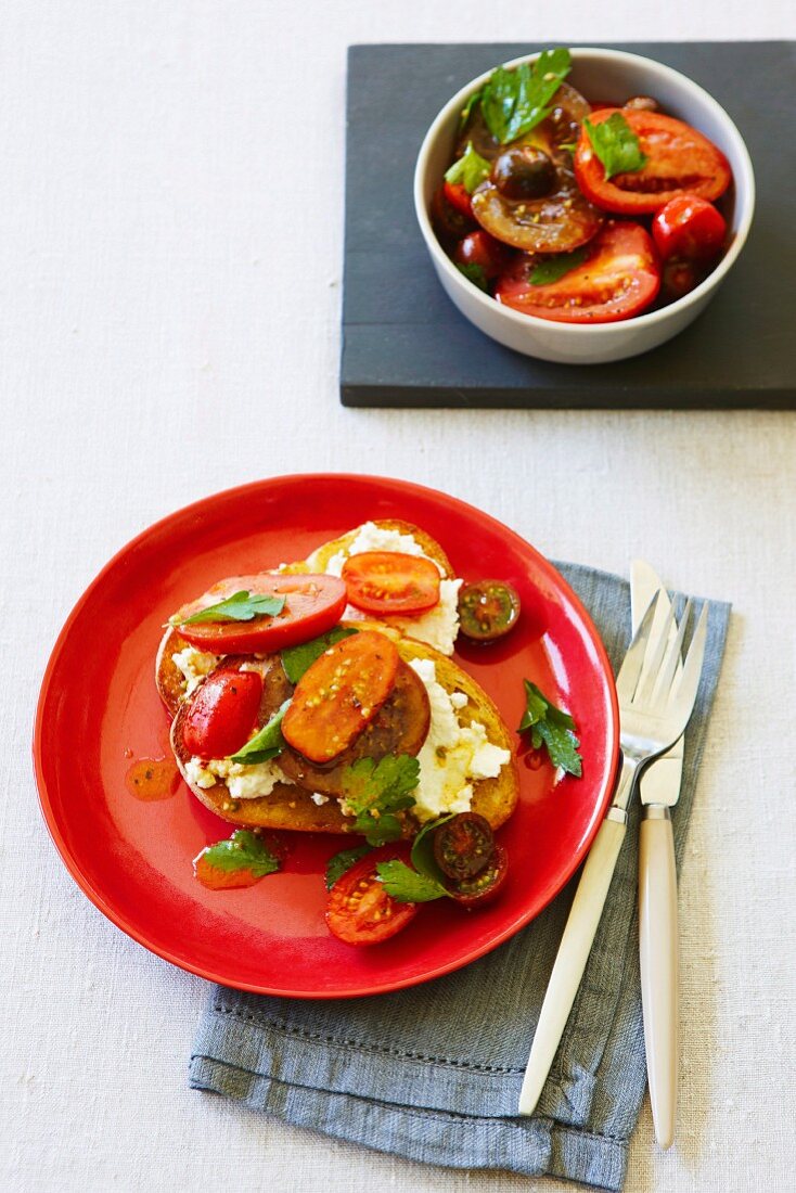 Röstbrot mit Ricotta, Tomaten und Petersilie