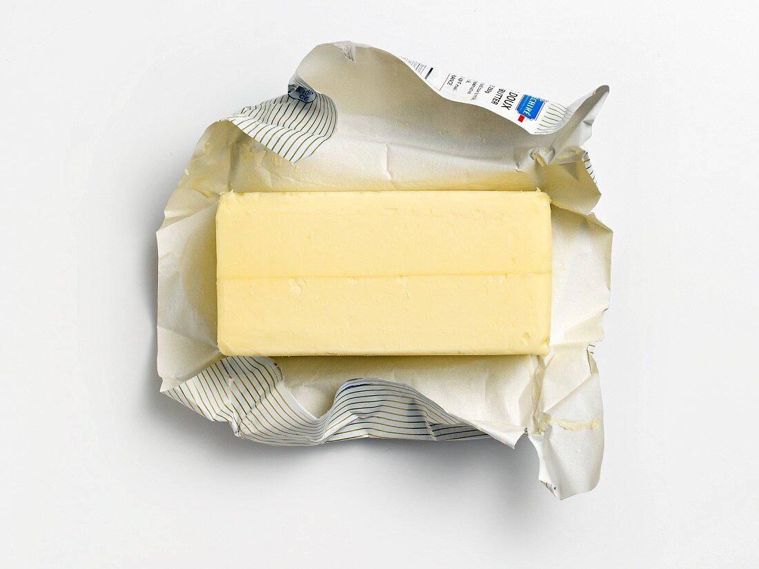 Ausgepackte Butter auf Butterpapier