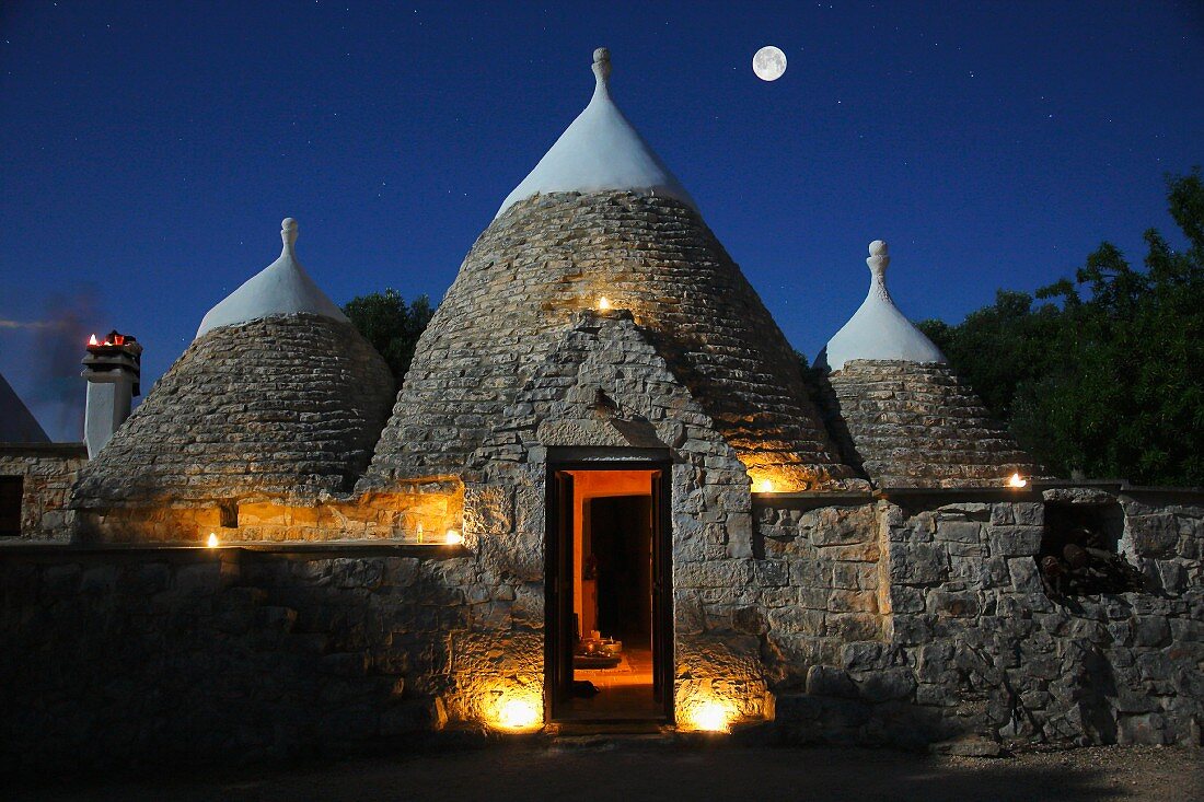 Trulli-Häuser in Ostuni bei Nacht (Brindisi, Italien)