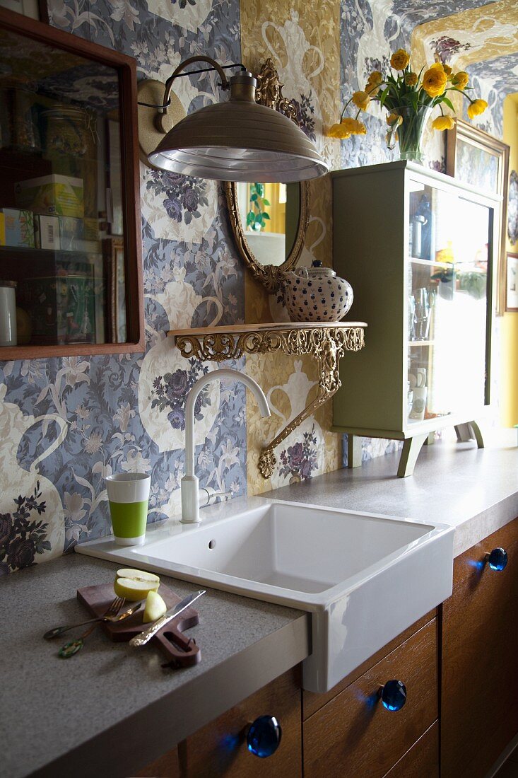 Wallpaper with coffee-pot pattern on kitchen wall and ceiling