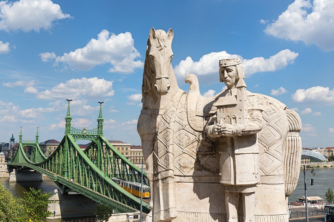 St. Stephan-Statue vor der Felsenkirche, mit Blick auf die Freiheitsbrücke, Budapest, Ungarn