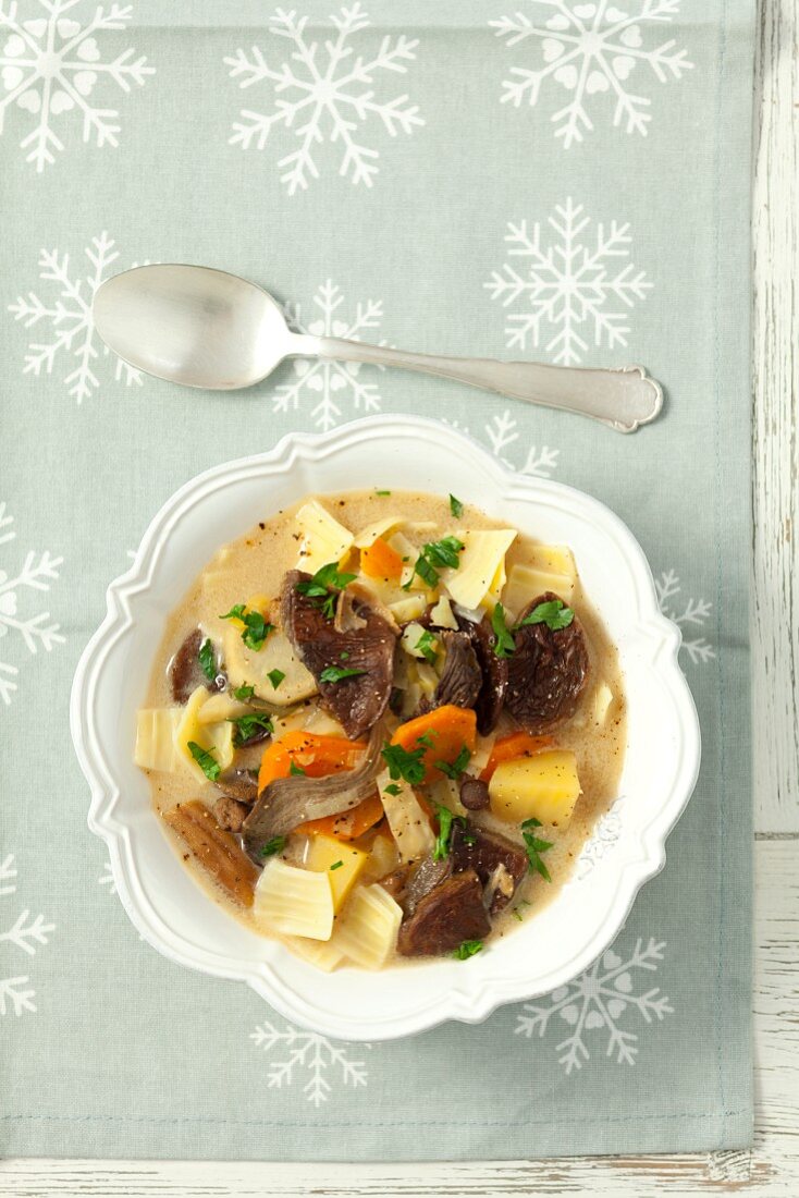 Getrocknete Pilzsuppe mit Kartoffeln und Nudeln (weihnachtlich)