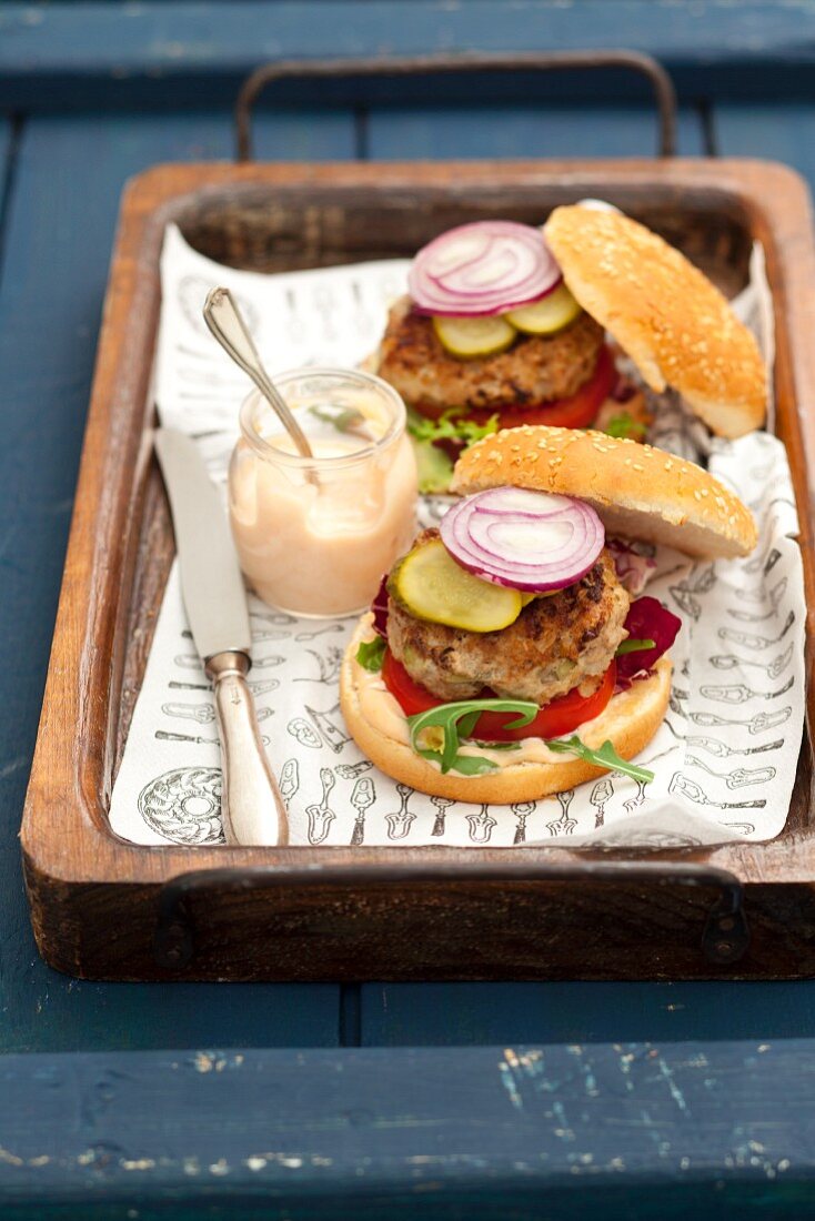 Schweinefleisch-Burger mit Mayonnaise auf Tablett