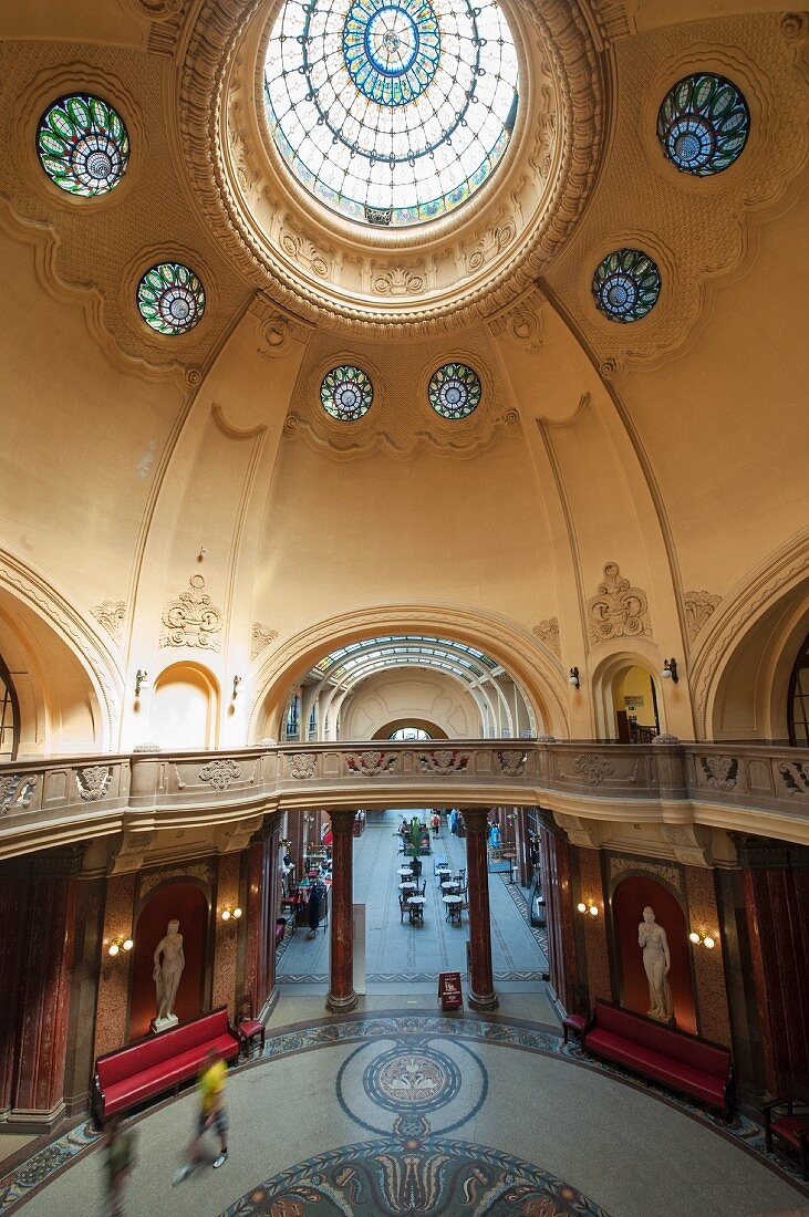 Prächtige Halle des im Jugendstil erbauten Gellért-Bades, Budapest, Ungarn