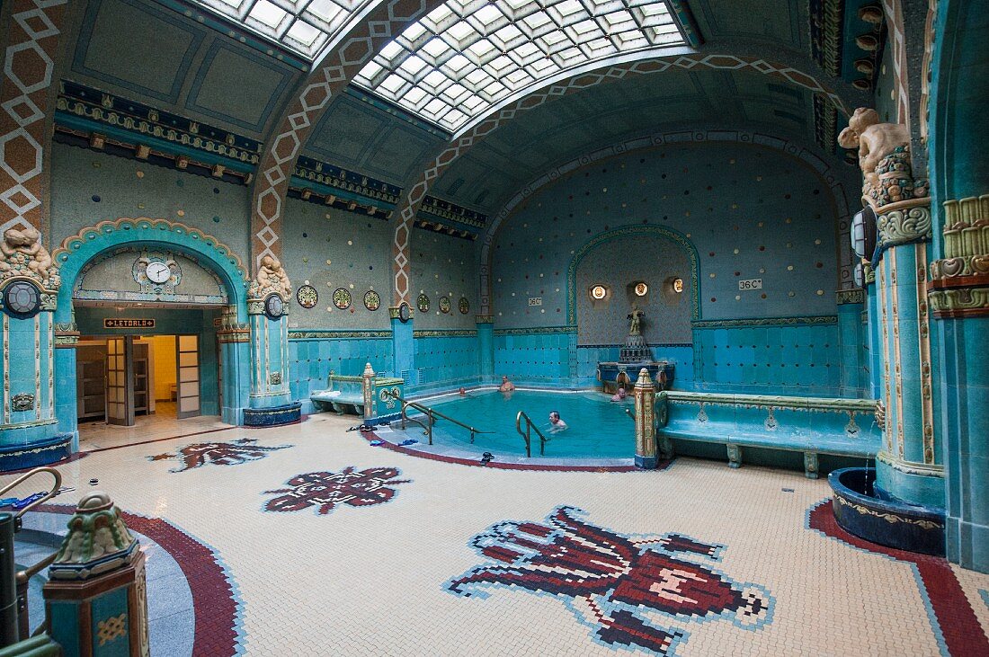 Das im Jugendstil erbaute Gellért-Bad mit künstlerischen Mosaiken dekoriert, Budapest, Ungarn