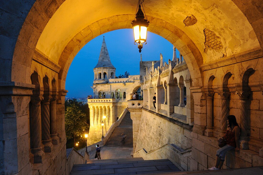 Die Fischerbastei am Abend, errichtet von 1895 bis 1902 im neoromanischen Stil, Budapest, Ungarn