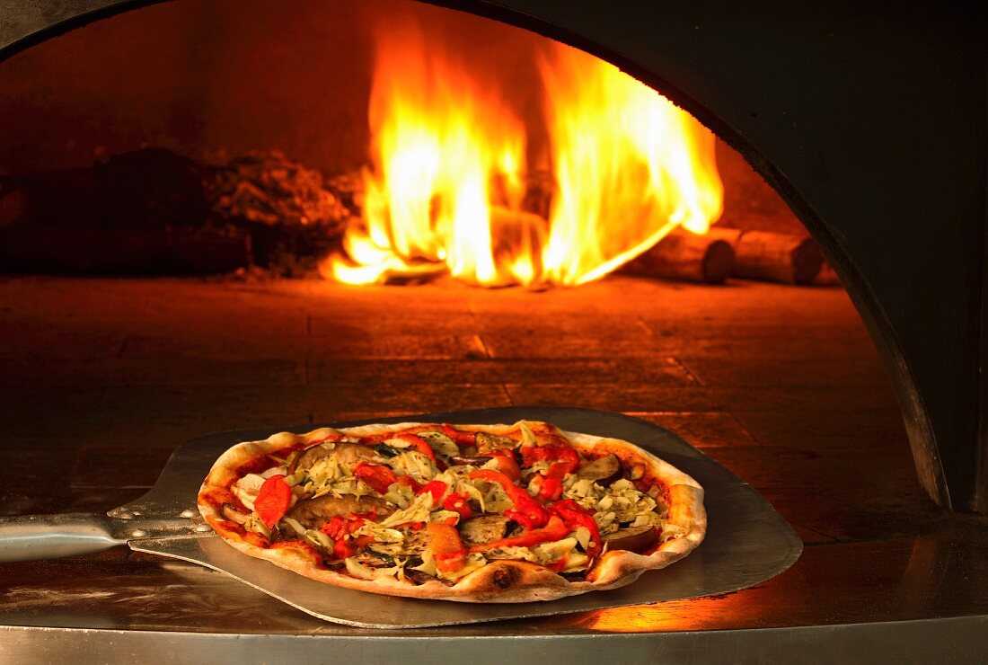 Pizza aus dem Holzofen, Italien, Europa