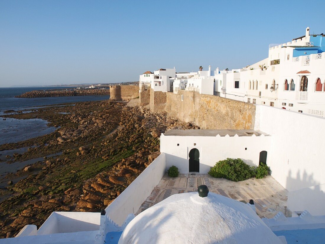 Die Medina von Asilah an der Meeresküste bei Abendstimmung, Marokko