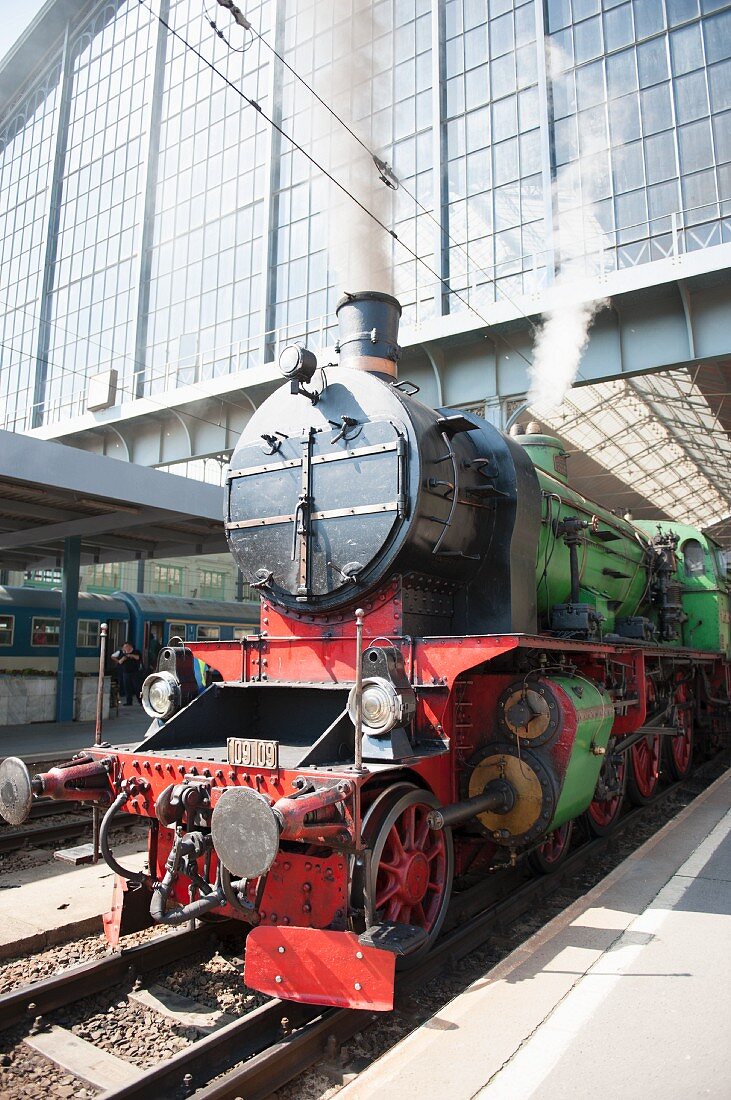 Historischer Dampfzug fährt von Budapest nach Gödöllö, Ungarn zum Lieblingsschloss von Kaiserin Sisi