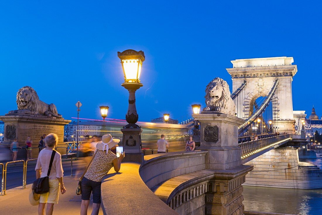 Die Kettenbrücke am Budaer Ufer in Abenddämmerung, Budapest, Ungarn