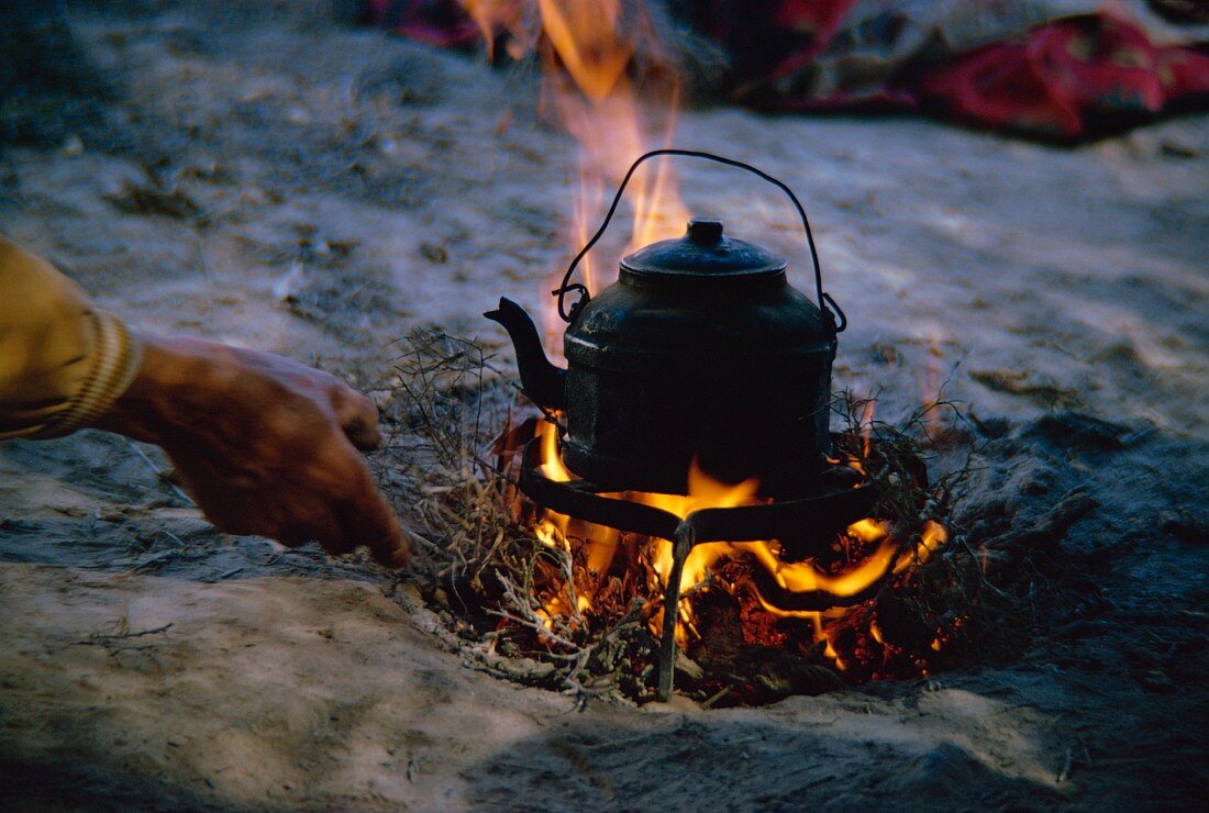 Wasserkocher auf offenem Feuer in einem Lager der Qashqai-Nomanden; Iran, Naher Osten