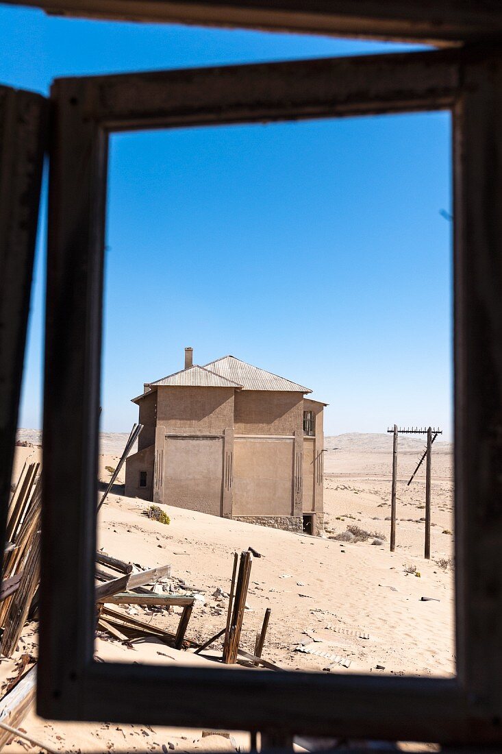 Der Treibsand liegt in den verlassenen Häusern von Kolmannskuppe, Namibia - einst die reichste Stadt Afrikas