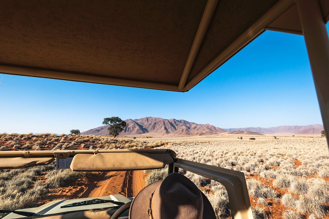 Wolwedans, NamibRand Privatreservat, Namibia, Afrika - Stephan Brückner (Wolwedans-Boss) mit dem Jeep auf Tour