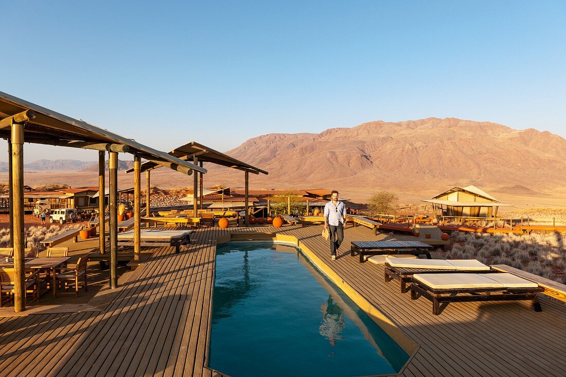 Wolwedans, NamibRand Privatreservat, Namibia, Afrika - Pool der 'Dunes Lodge' Pool im Abendlicht