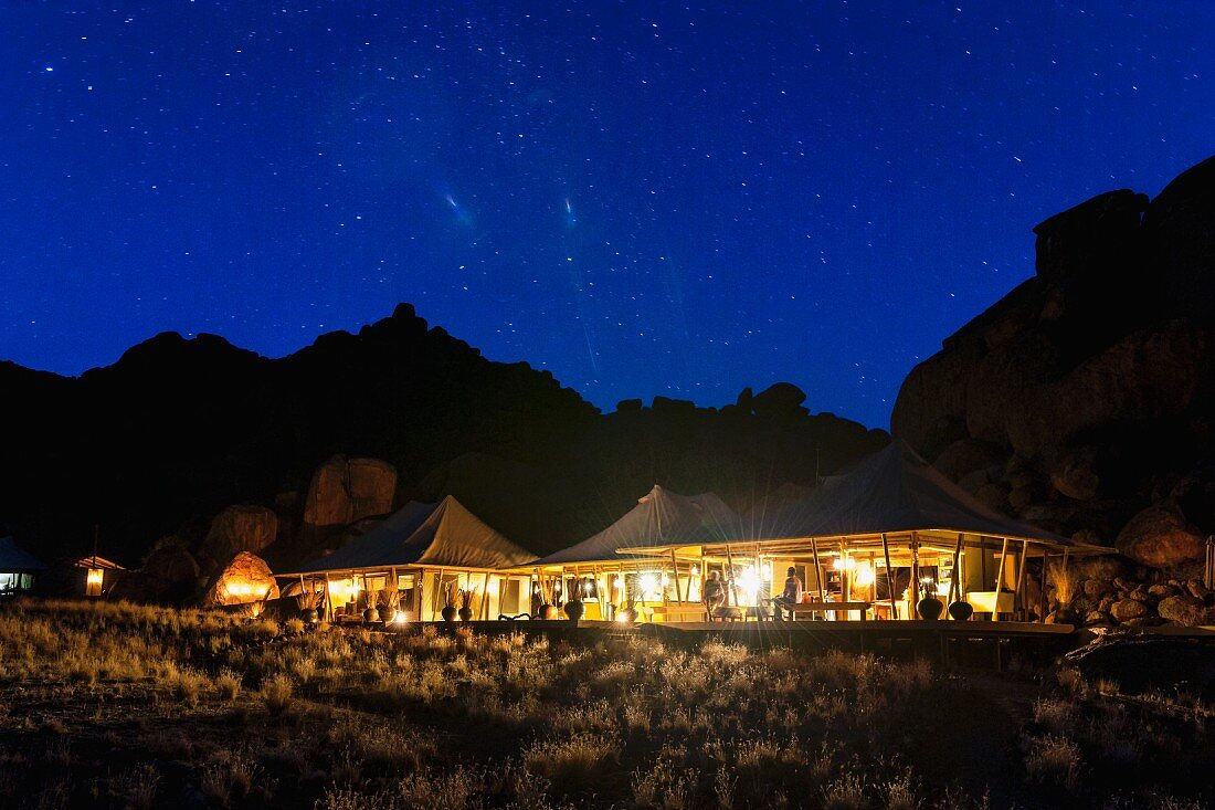 Sternenhimmel über der Anlage des 'Boulders Safari Camp', Wolwedans, NamibRand Privatreservat in Namibia, Afrika