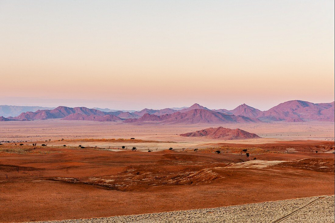 'Namib Desert Lodge', Sossusvlei, Namibia, Afrika - Blick auf die Naukluft-Berge bei Sonnenuntergang