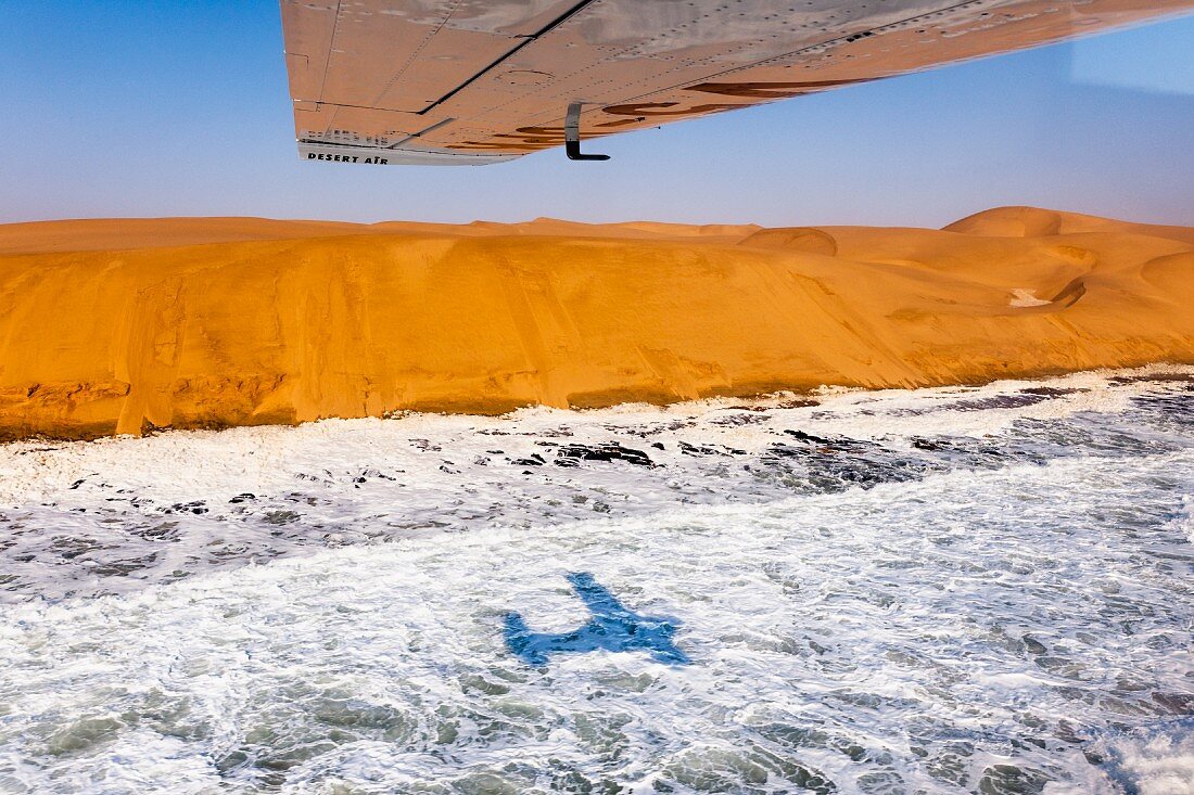 Sanddünen an Namibias Atlanktikküste in der Namib-Wüste, Naukluft-Nationalpark, Namibia, Afrika