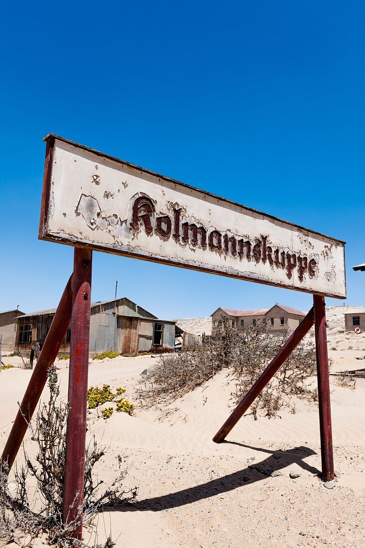 Nostalgisches Ortsschild in Kolmannskuppe, 15 Kilometer östlich von Lüderitz, Namibia, Afrika - hier herrschte früher das große Diamantenfieber