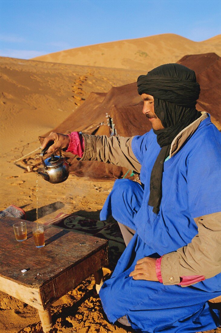 Beduine bei einer Teezeremonie in Tafilalt, Marokko, Nordafrika