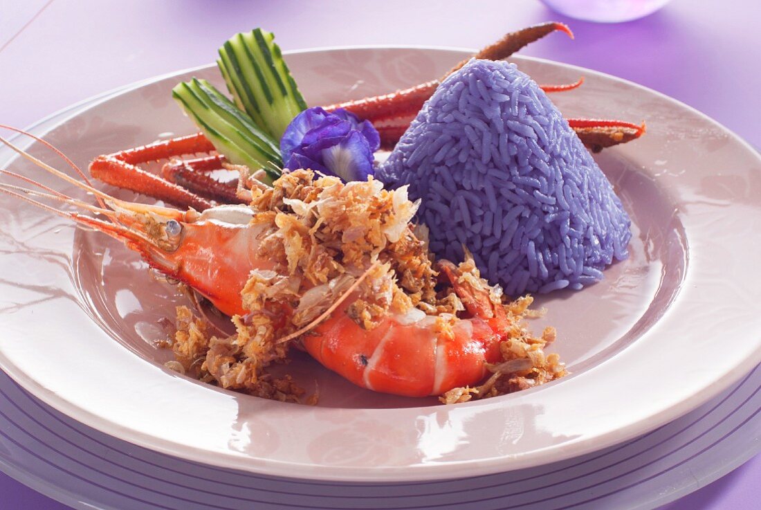 Knoblauchgarnelen mit blau gefärbtem Reis (Thailand)