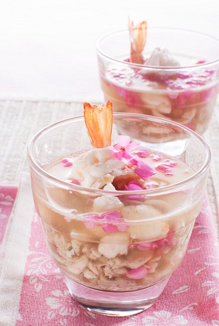 Klare Suppe mit Garnelen und Essblüten (Thailand)