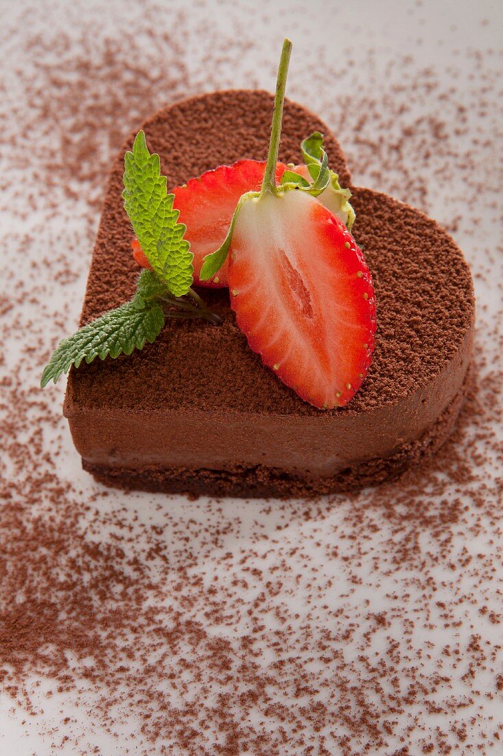 Herzförmiges Schokoladenmoussetörtchen mit Erdbeeren zum Valentinstag
