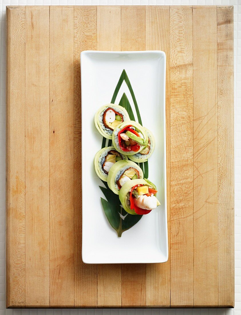 Maki mit Garnelen, Spargel, Ananas, Avocado, rotem Paprika und Gurke (Japan)