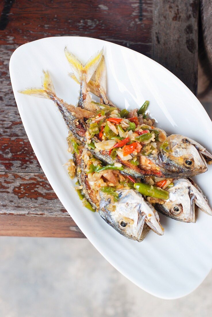 Gebratene Makrelen mit Chilisauce (Thailand)