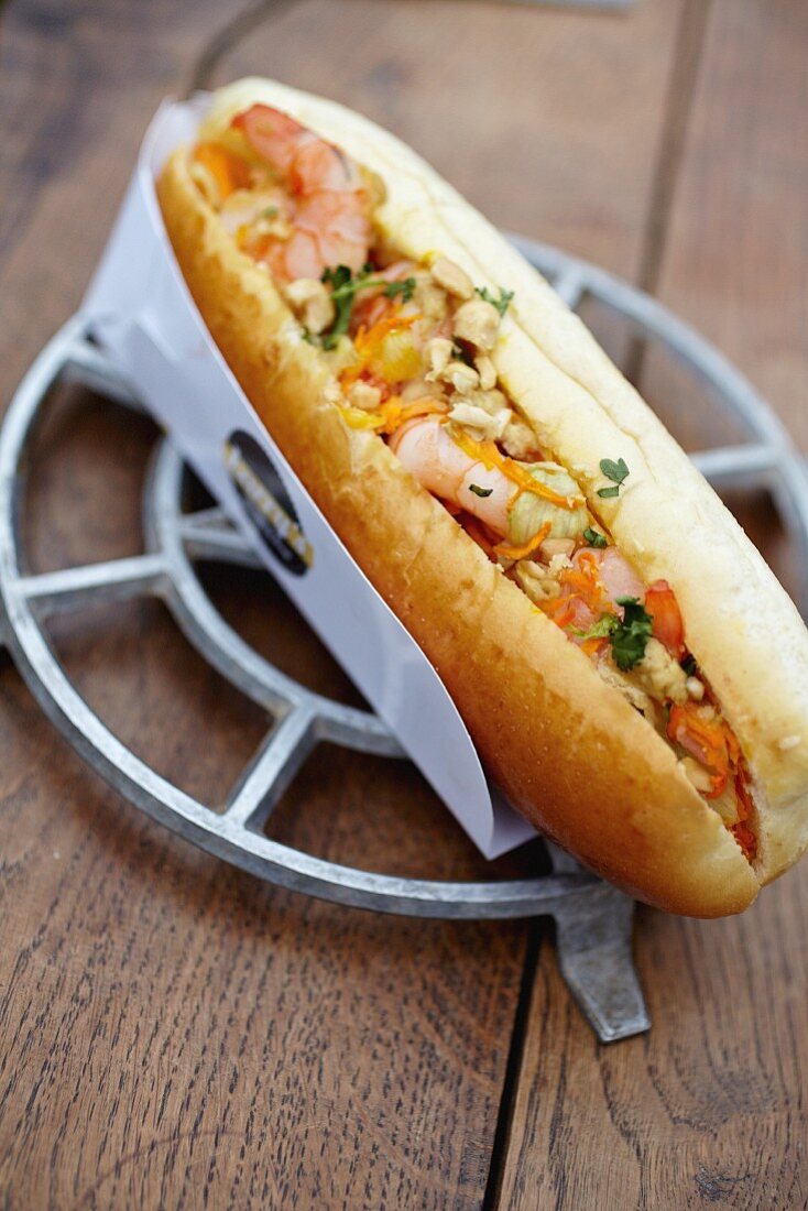 Hotdog thailändisch mit Shrimpssalat, Erdnussauce und Koriandergrün