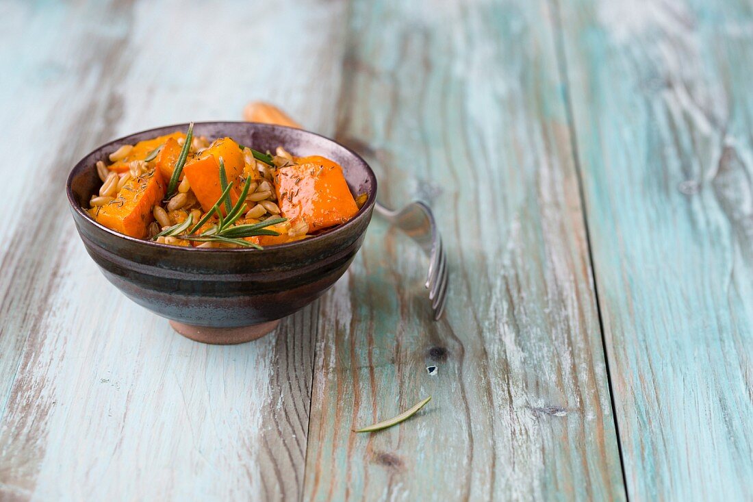 Baked pumpkin with kamut and rosemary
