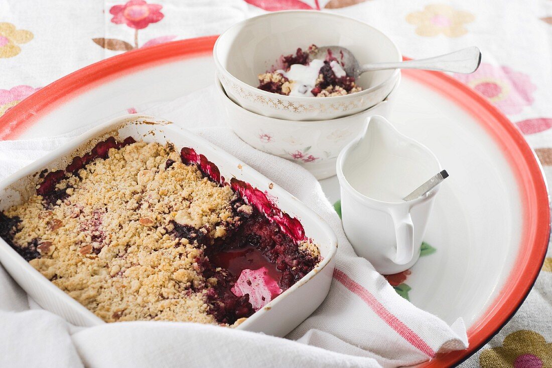 Crumble with red fruits and pomegranate seeds