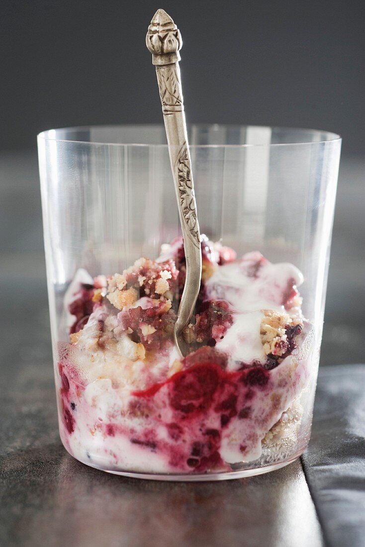 Crumble mit roten Früchten und Granatapfel