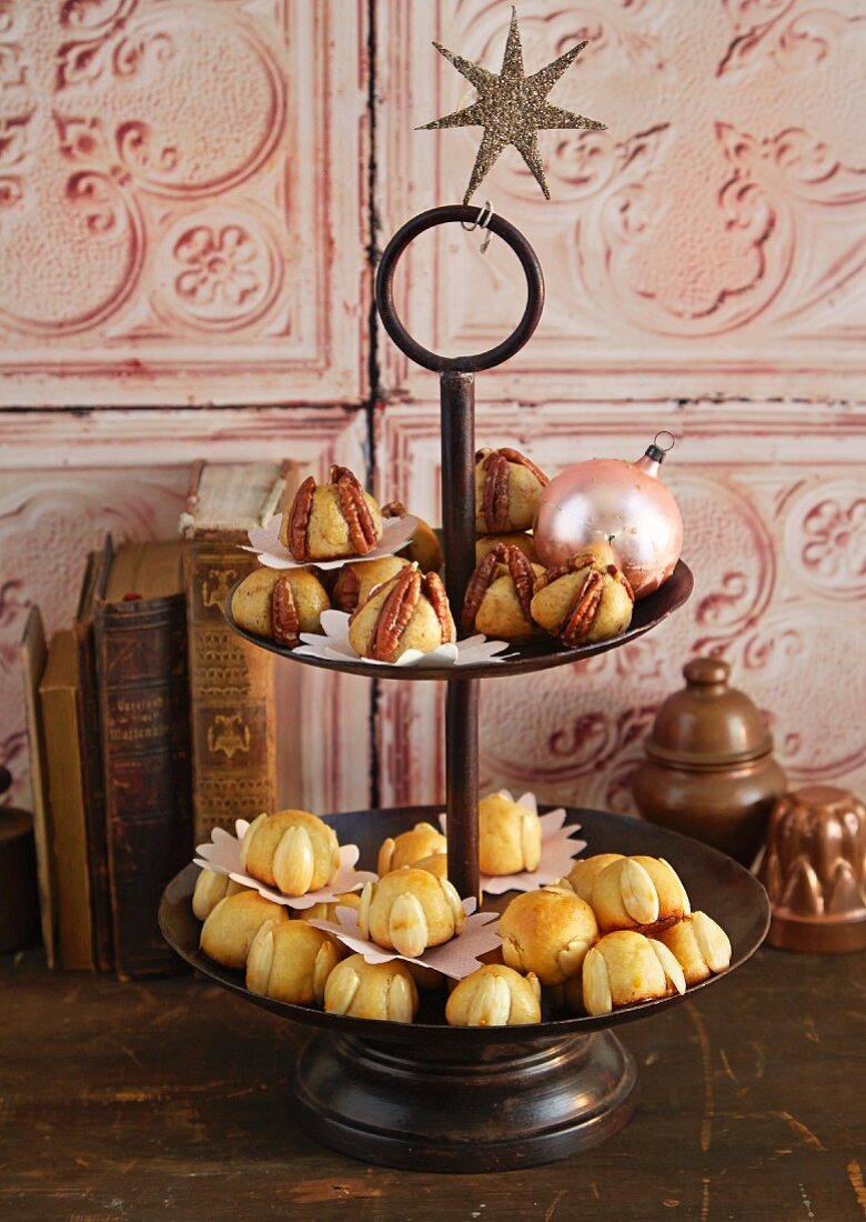 Pecanmännchen and Bethmännchen (pastry made from marzipan with pecan nuts and almonds, powdered sugar, rosewater, flour and egg) on a cake stand