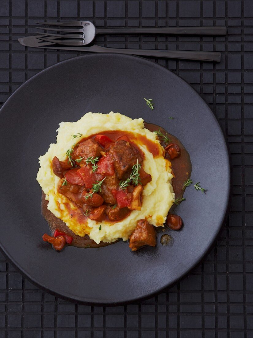 Kalbsgulasch mit Paprika, Pfifferlingen und Kartoffelpüree