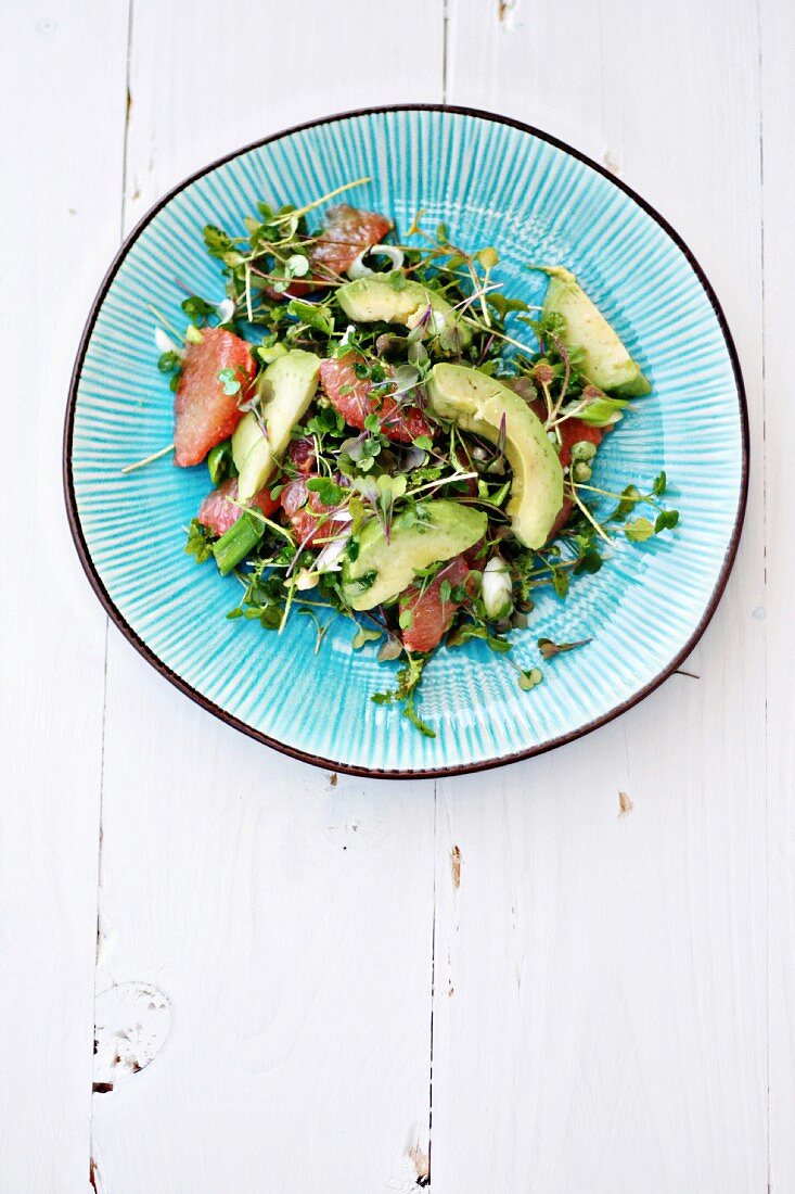 Salat aus Avocado, Pampelmuse, Kresse und Frühlingszwiebeln