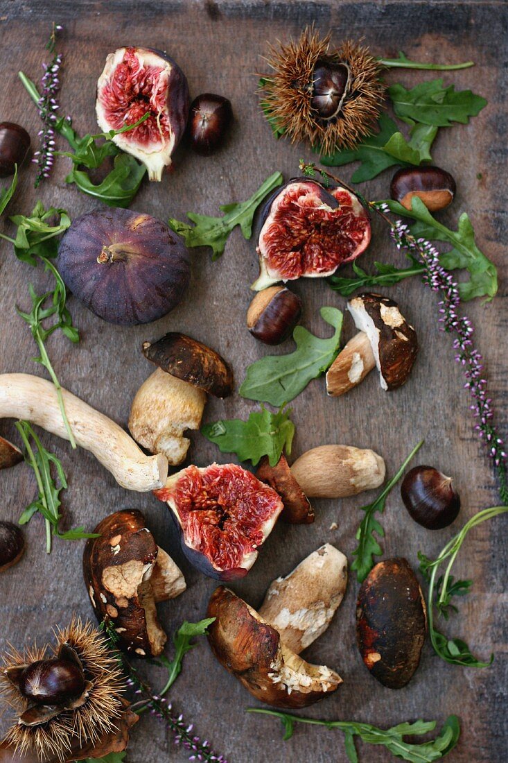 Herbstliche Zutaten für einen Salat: Feigen, Steinpilze, Kastanien