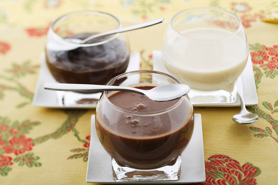 Drei Schokoladenpuddings (Milchschokolade, Bitterschokolade, weiße Schokolade)